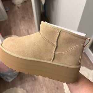 ONLY ONE* Ugg Ultra Mini Platform
